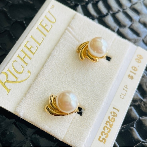 Vintage RICHELIEU Dainty Faux Pearl Gold Tone Swirl Clip On Retro Earrin… - Picture 4 of 15